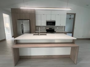 1470 Henning St in North Port, FL - Foto de edificio - Building Photo