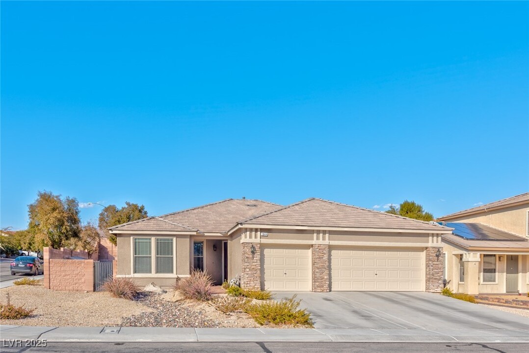 1844 Moonglow Peak Ave in North Las Vegas, NV - Foto de edificio
