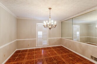 4806 Castlewood Dr SW in Lilburn, GA - Building Photo - Building Photo