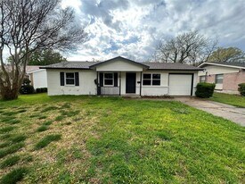 1307 Crestridge Dr in Plano, TX - Building Photo