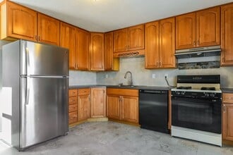 913 N Arapaho St in Independence, MO - Foto de edificio - Building Photo