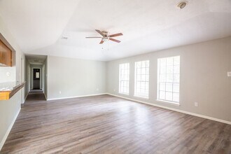 102 Sue Ln in Highlands, TX - Building Photo - Building Photo