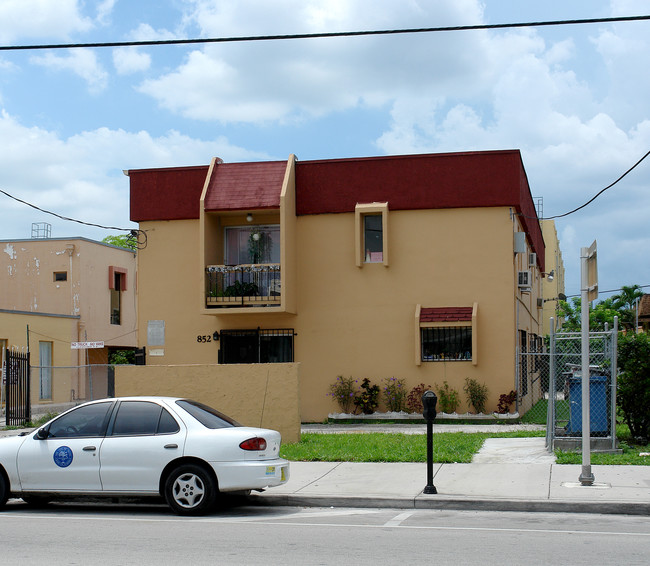 852 SW 1st St in Miami, FL - Building Photo - Building Photo