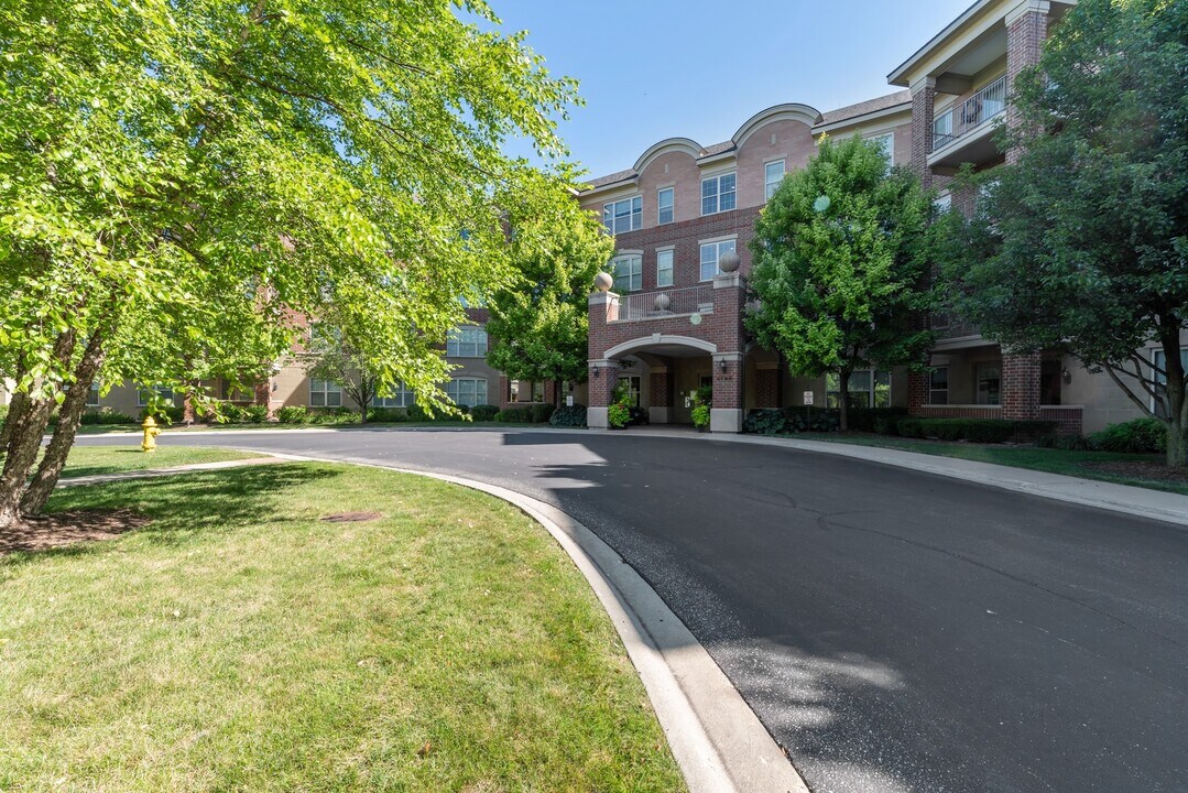 2700 Summit Dr-Unit -312 in Glenview, IL - Foto de edificio