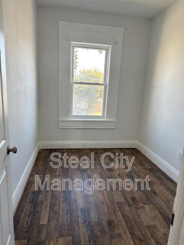 211 S 7th St in Jeannette, PA - Building Photo - Building Photo