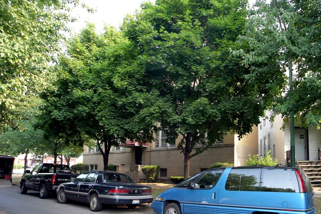 2318 W Berwyn Ave in Chicago, IL - Foto de edificio