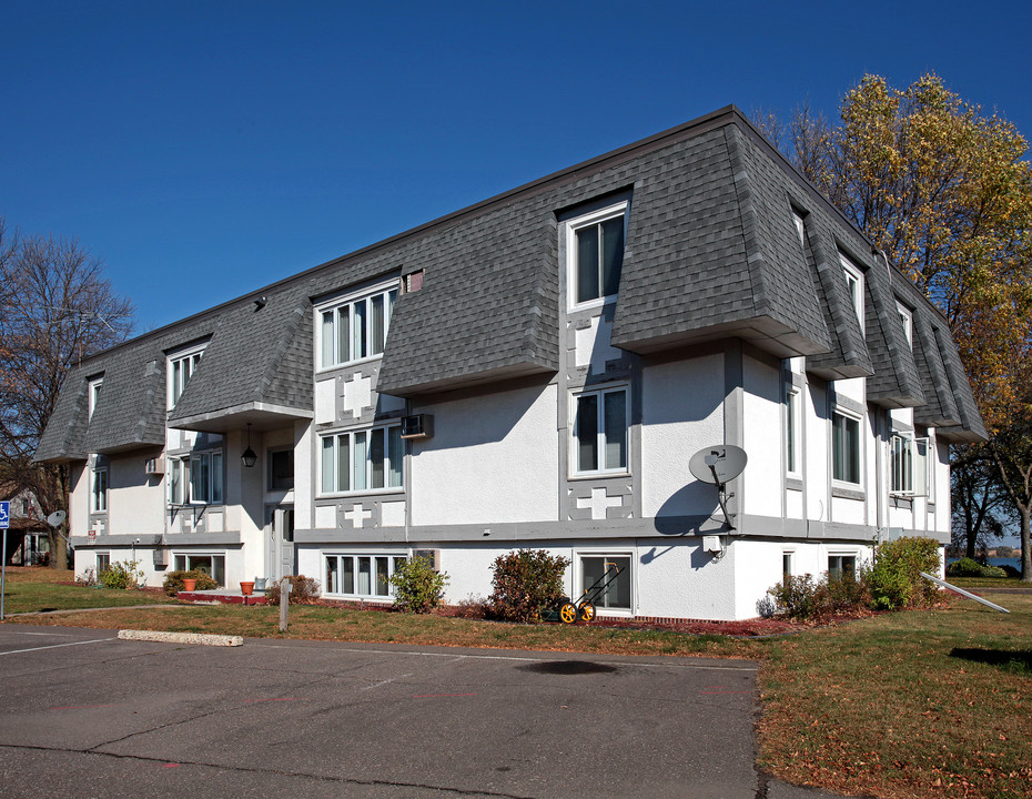 Shore Drive Apartments in Winsted, MN - Building Photo