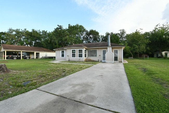 319 Rustic Dr in Pasadena, TX - Foto de edificio - Building Photo