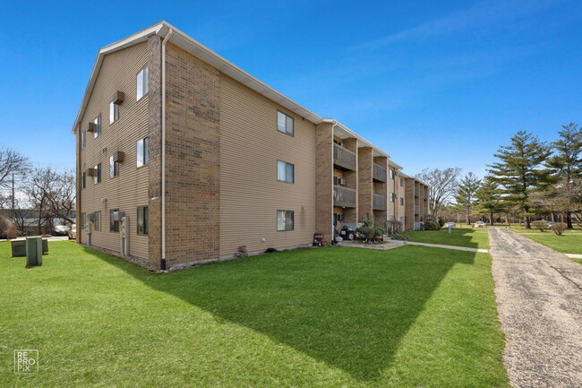 645 S Virginia Rd-Unit -224 in Crystal Lake, IL - Building Photo - Building Photo