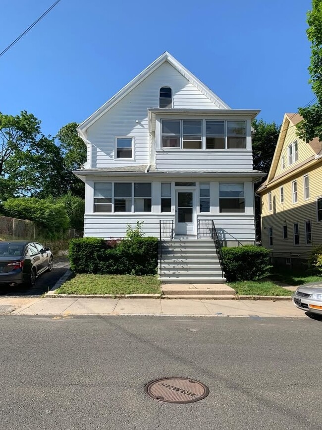 10 Hull St in Ansonia, CT - Foto de edificio - Building Photo