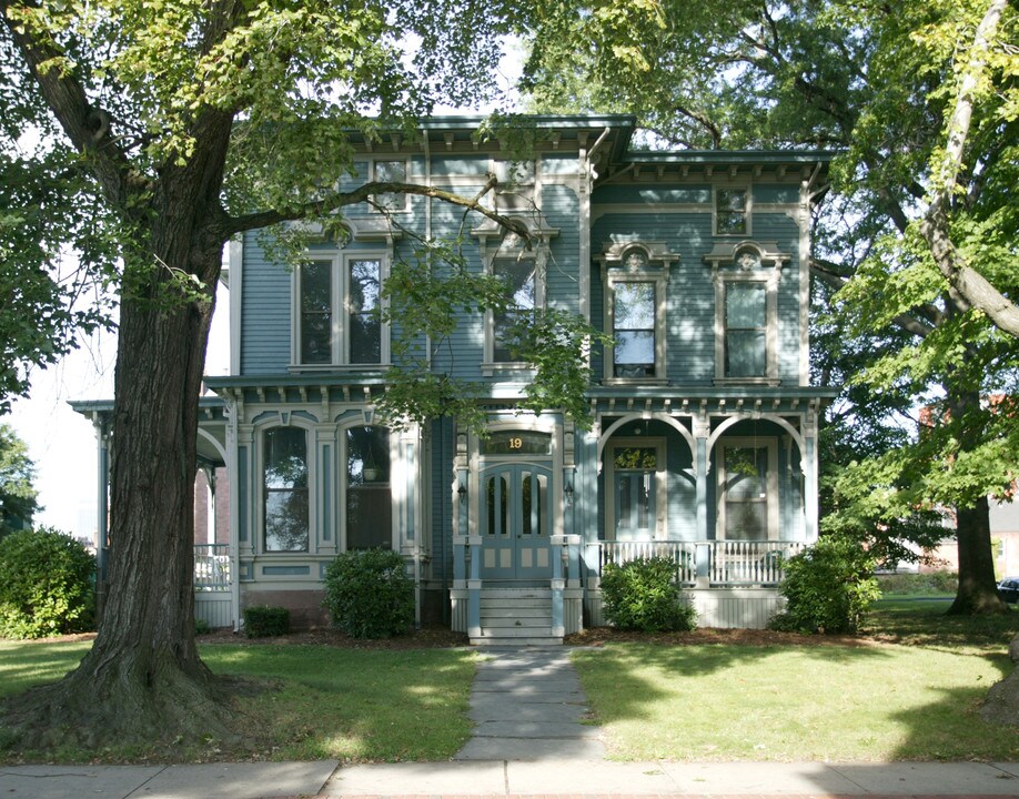 19 Charter Oak Pl in Hartford, CT - Foto de edificio