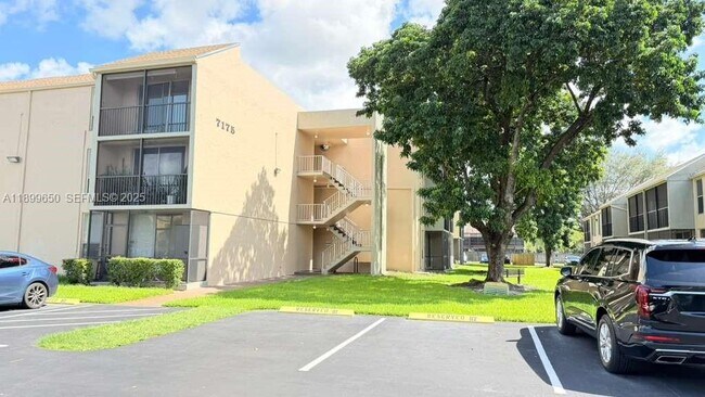 7175 Orange Dr in Davie, FL - Building Photo - Building Photo