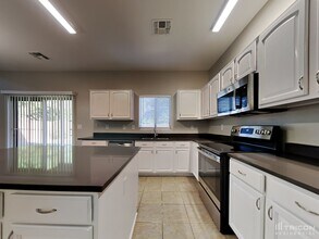 17244 W Maui Ln in Surprise, AZ - Foto de edificio - Building Photo