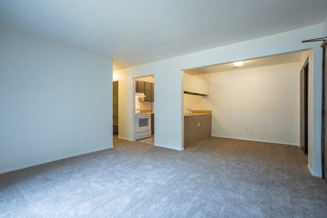 Leonard East Apartments in Grand Rapids, MI - Building Photo - Interior Photo