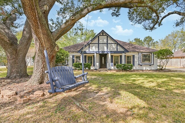 212 E Castle Harbour Dr in Friendswood, TX - Building Photo - Building Photo