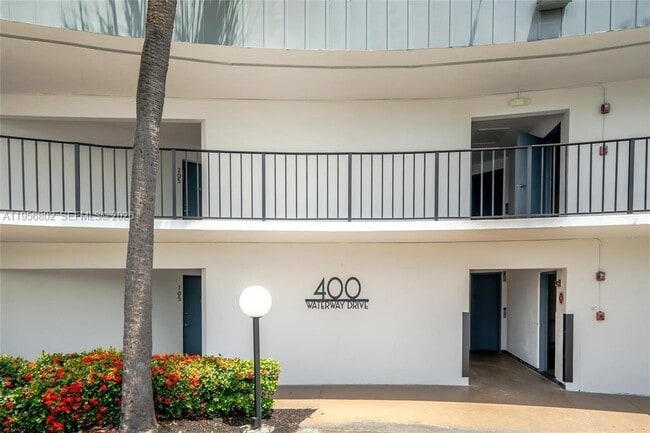 400 Waterway Dr S in Lantana, FL - Building Photo - Building Photo