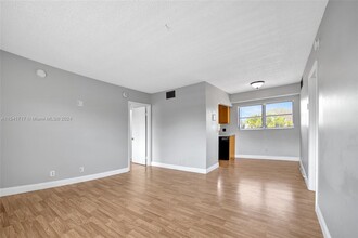 609 NE 13th Ave, Unit 301 in Fort Lauderdale, FL - Foto de edificio - Building Photo