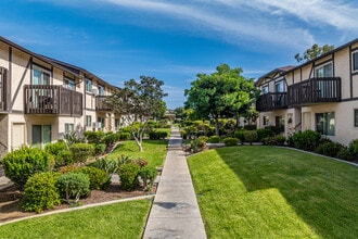 WINDSOR MANOR I in San Marcos, CA - Building Photo - Building Photo