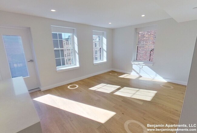 14 Fleet St, Unit 1 in Boston, MA - Foto de edificio - Building Photo