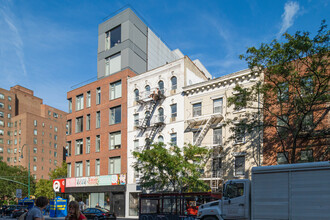 220 Avenue A in New York, NY - Foto de edificio - Building Photo