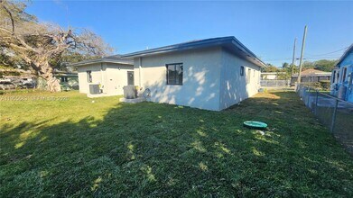 8048 NW 14th Ct in Miami, FL - Building Photo - Building Photo