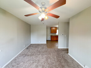 10 Thacker St W in Hoffman Estates, IL - Foto de edificio - Building Photo