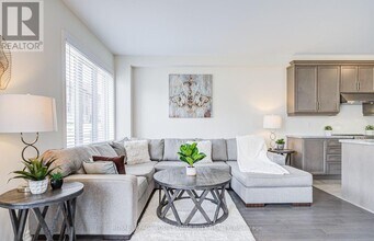 290 Silk Twist Dr in East Gwillimbury, ON - Building Photo - Building Photo