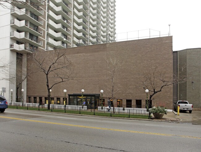 Malibu East Condominium in Chicago, IL - Building Photo - Building Photo