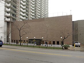 Malibu East Condominium in Chicago, IL - Building Photo - Building Photo