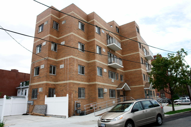 3311 Leavitt St in Flushing, NY - Building Photo - Building Photo