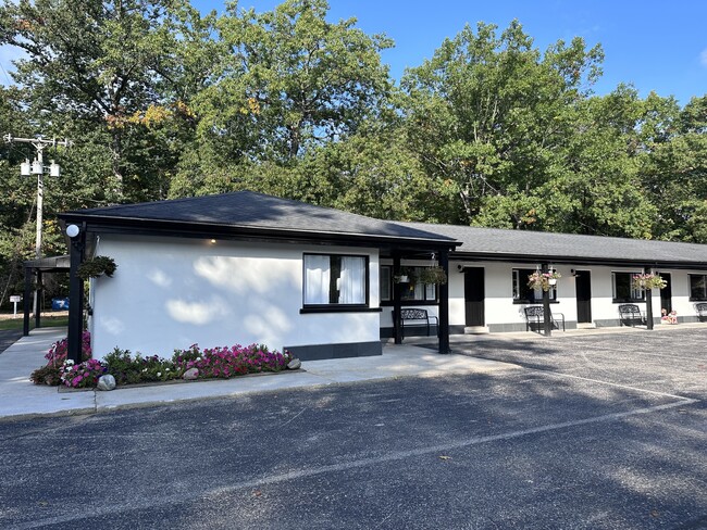 Stargate Motel in Indian River, MI - Foto de edificio - Building Photo