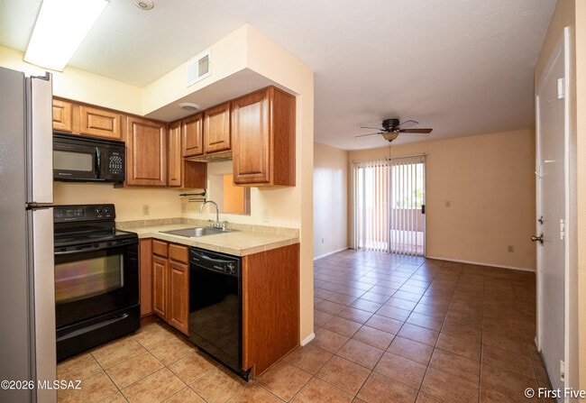 property at 1810 E Blacklidge Dr