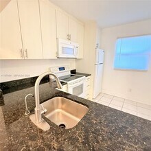 10541 NW 10th St in Pembroke Pines, FL - Building Photo - Building Photo