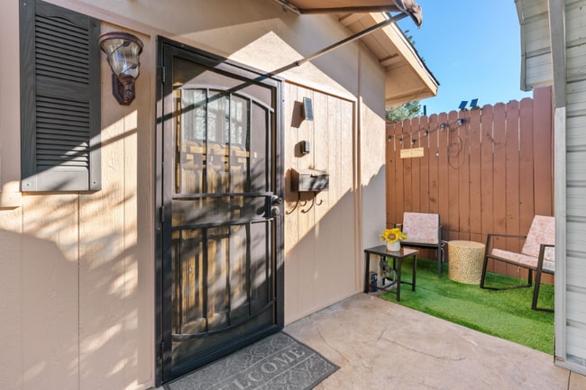 7227 Fallbrook Ave in Los Angeles, CA - Building Photo - Building Photo