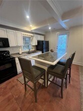 554 E Main Rd in Middletown, RI - Foto de edificio - Building Photo