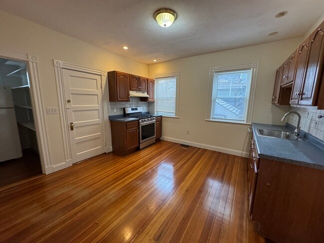 163 Belmont St, Unit Room in Belmont, MA - Building Photo - Building Photo