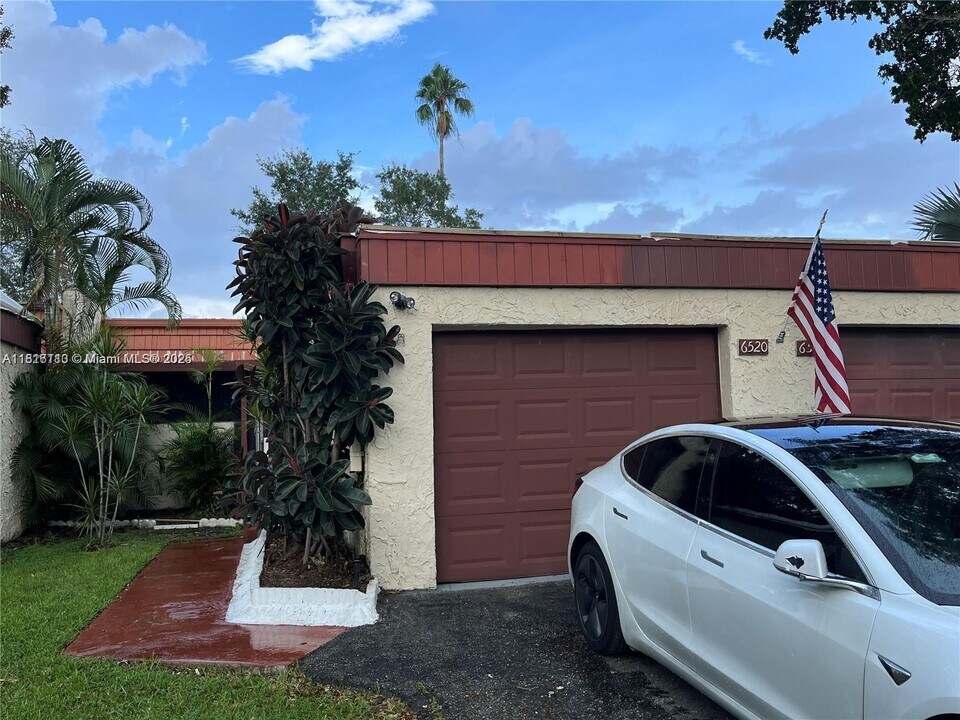 6520 NW 98th Terrace in Tamarac, FL - Building Photo