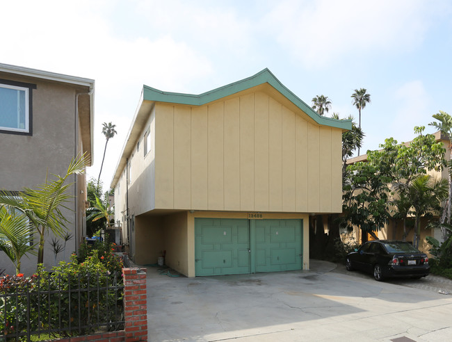 12488 Gilmore Ave in Los Angeles, CA - Foto de edificio - Building Photo