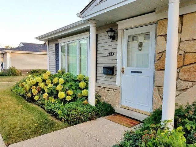 property at 1565 Quaker Ln