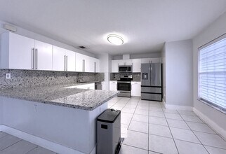 15398 SW 168th Ter in Miami, FL - Foto de edificio - Building Photo