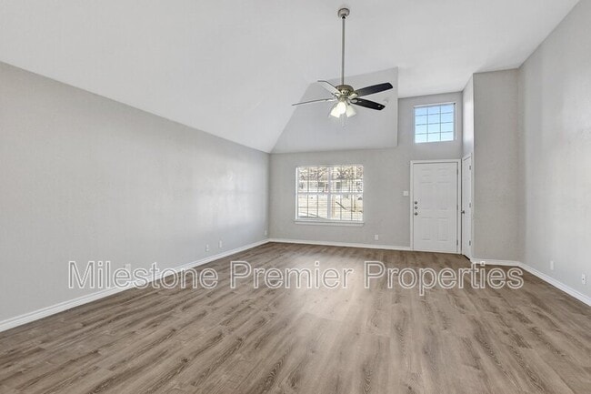 property at 914 W Houston St