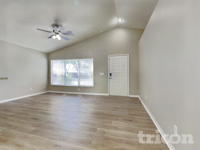 828 Cape Cod Cir in Valrico, FL - Building Photo - Building Photo