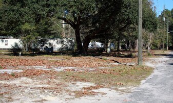 Pine Villa Mobile Home Park in Jacksonville, FL - Building Photo