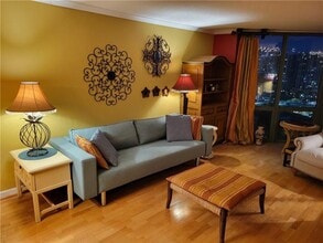 2870 Pharr Ct S Northwest in Atlanta, GA - Foto de edificio - Building Photo