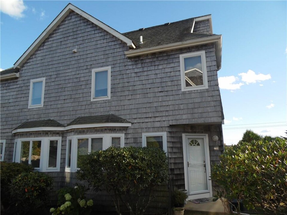 276 Shore Rd in Westerly, RI - Building Photo