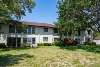 Willowbrook in Largo, FL - Building Photo - Building Photo