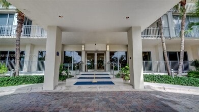 600 Grapetree Dr in Key Biscayne, FL - Foto de edificio - Building Photo