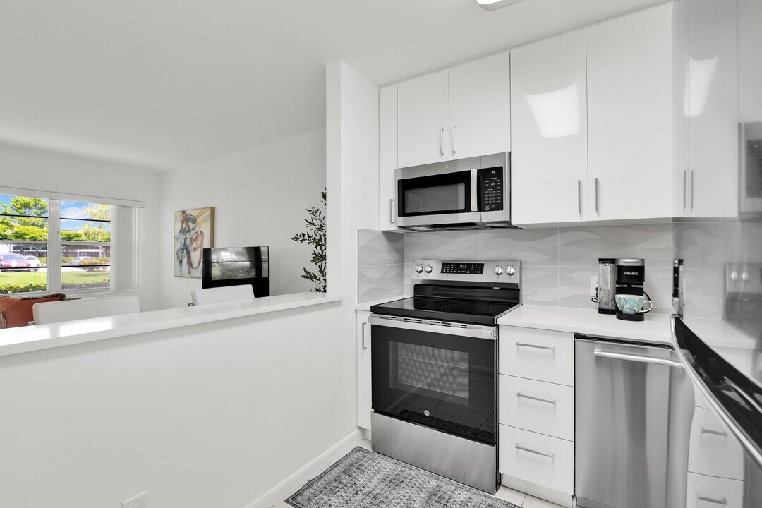 175 Fanshaw E in Boca Raton, FL - Building Photo