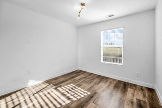 16710 Nicklaus Dr, Unit 70 in Sylmar, CA - Foto de edificio - Building Photo