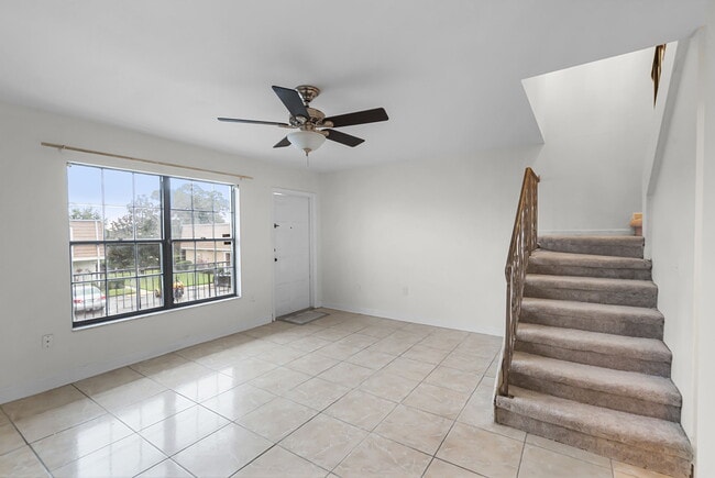 6095 Village Cir N in Orlando, FL - Foto de edificio - Building Photo